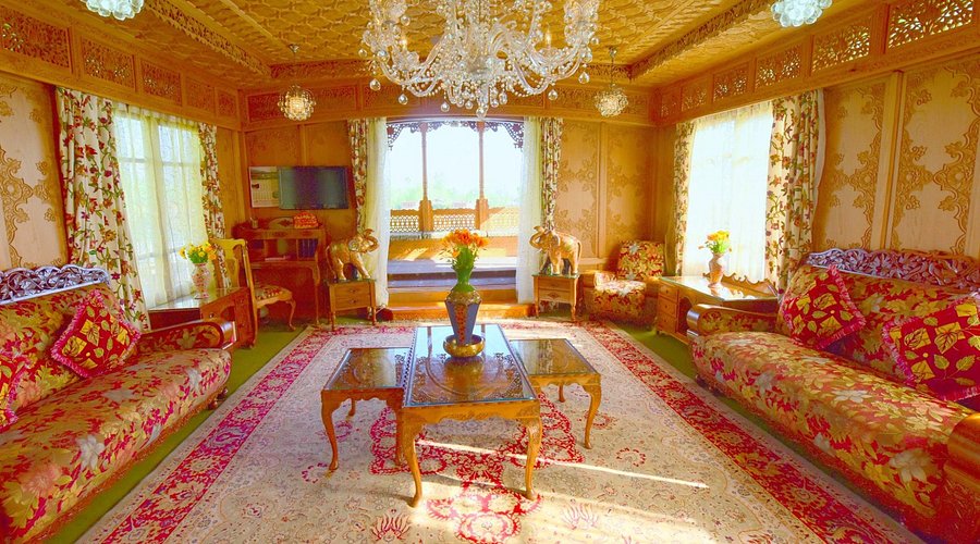 Royal Houseboats: Experience Luxurious Floating Palaces Royal Houseboats: Experience Luxurious Floating Palaces