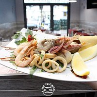 Frittura Mista con gamberi, calamari, merluzzi, alici, triglie e zeppoline di alghe