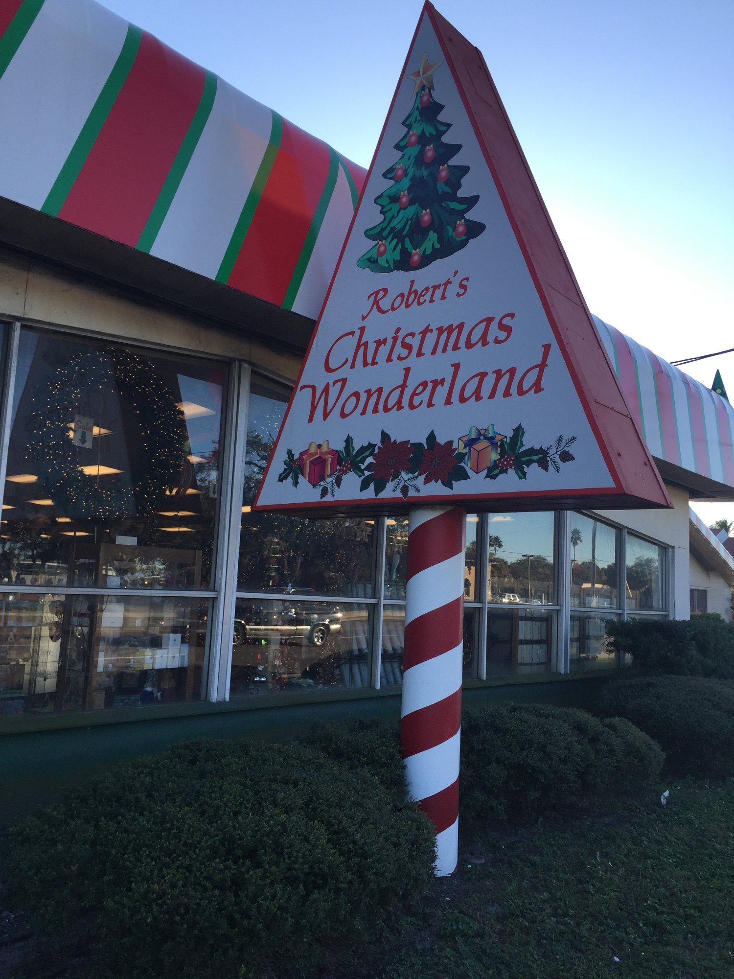 Robert S Christmas Wonderland Clearwater 2022 Qu Saber Antes De Ir   Sign In Front Of Store 