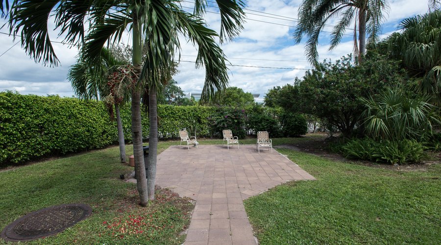 Patio at The Inn At Boynton Beach