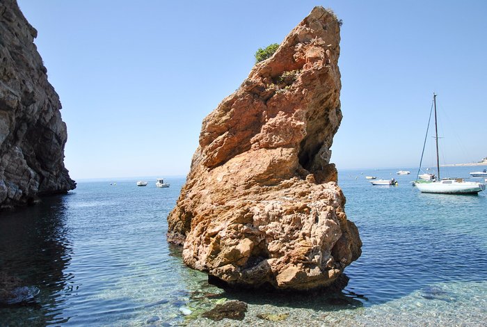 aguas hermosas y transparentes , único inconveniente, las piedras