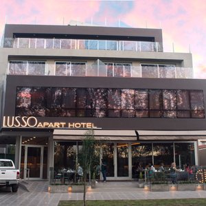 Fachada del hotel y nuestro Guapas RestoBar