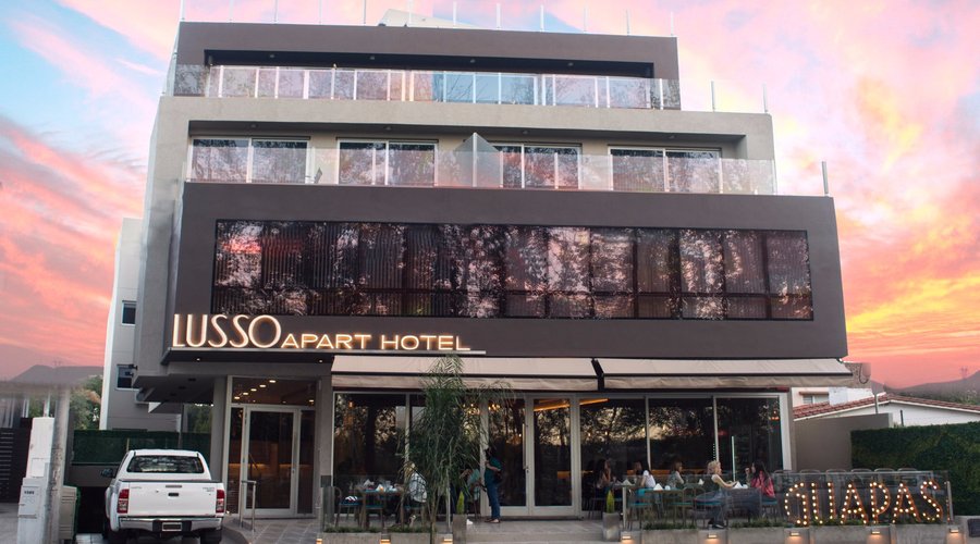 Fachada del hotel y nuestro Guapas RestoBar