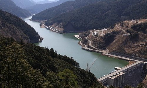 周辺には散策道（登山道？）もありますので、上からも撮影できます。
