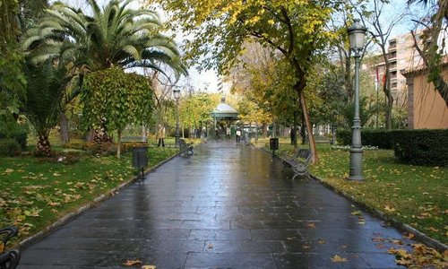 Visa del paseo que va de la fuente agria a la fuente de los leones en pleno otoño