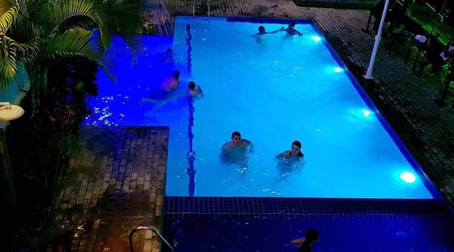 Piscinas abertas com aquecimento solar, sendo uma com hidromassagem