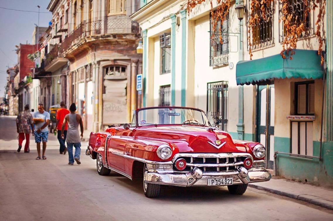 Автомобиль хавана. Гавана 1955. Гавана кабриолет. Куба красный кабриолет. Old Havana car.