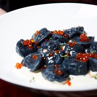 Чёрные пельмени с сёмгой в сливочном соусе