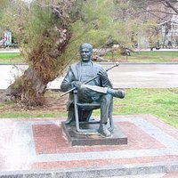 памятник Михаилу Пуговкину в Ялте