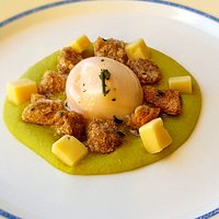 Uovo con la favò pane nero croccante, crema di Fave, Fontina