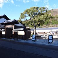 ここが情報館の場所です。無料です。9時から営業です。