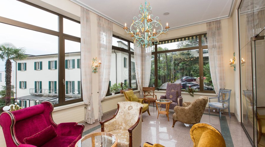 Lobby at the Continental Parkhotel
