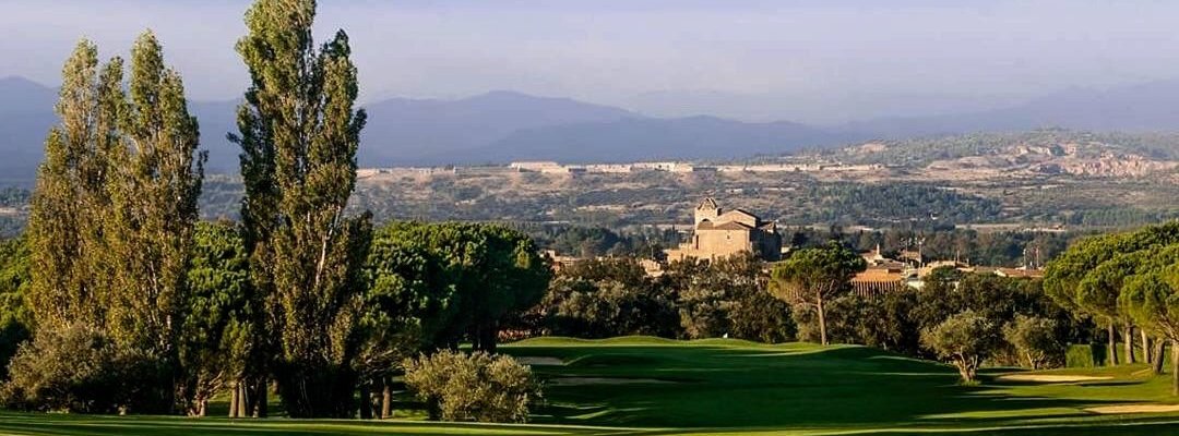 Vue du Golf avec Peralada et Figueras dans l'arrière-plan