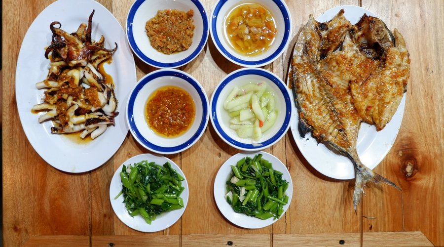 I order grilled squid and grilled fish. The owner treat us very nice. The food are awesome.

You