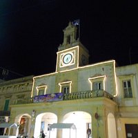 la torre dell'orologio che domina la piazza da sud