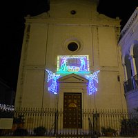 la facciata di notte