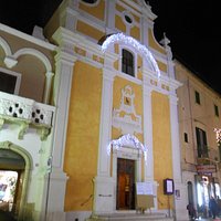 la facciata di notte