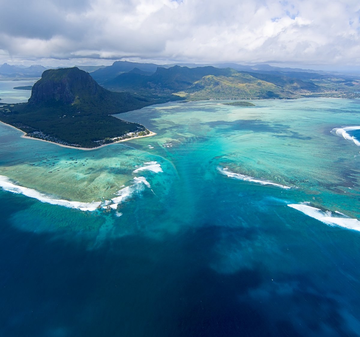 Какие острова индийского океана. Леморн, Маврикий. Ле-Морн Маврикий подводный водопад. Леморн Брабант Маврикий. Подводный водопад (Underwater Waterfall), о. Маврикий (Mauritius).