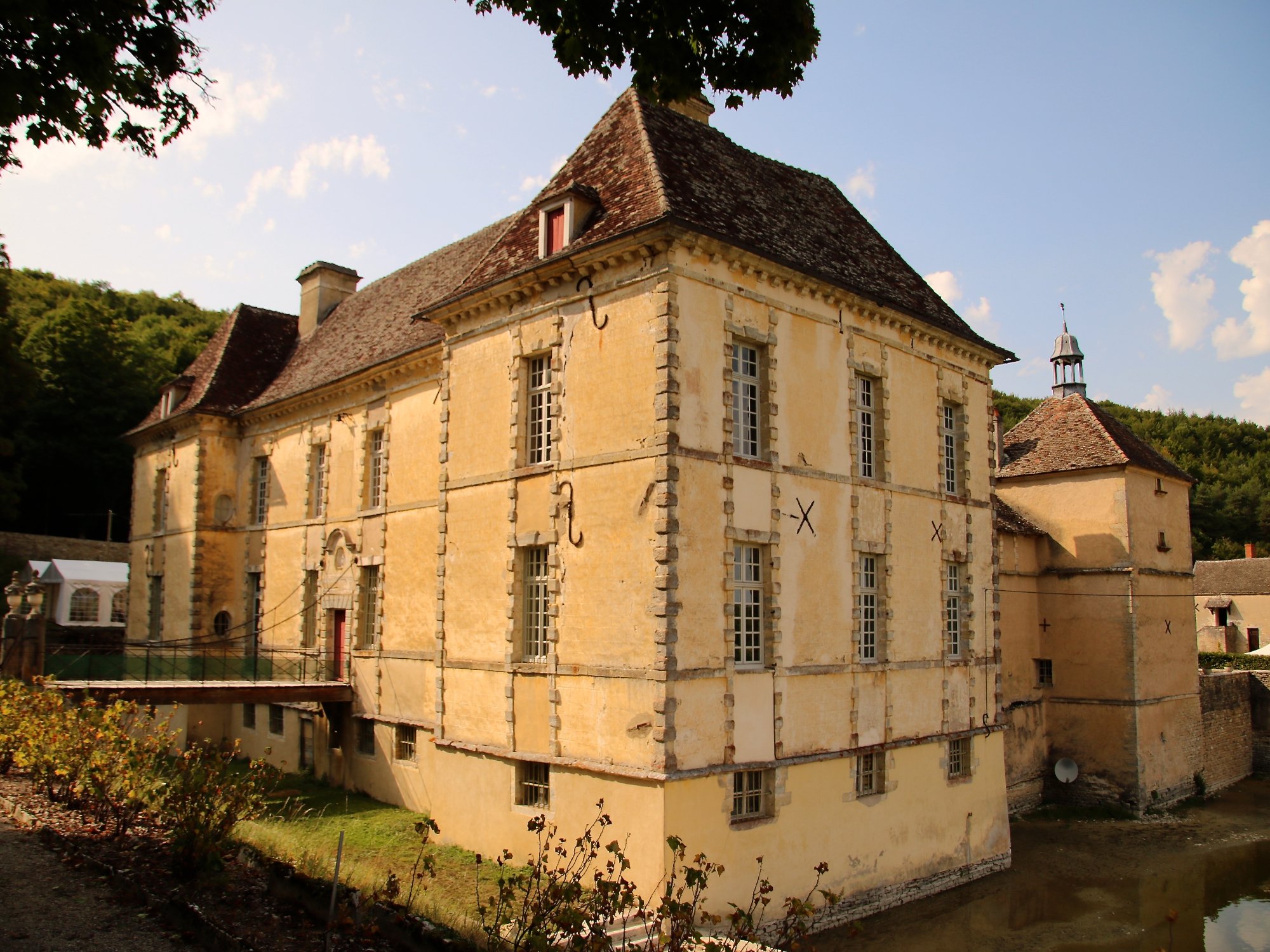 CHÂTEAU D'ENTRE-DEUX-MONTS (Nuits-Saint-Georges): Ce Qu'il Faut Savoir