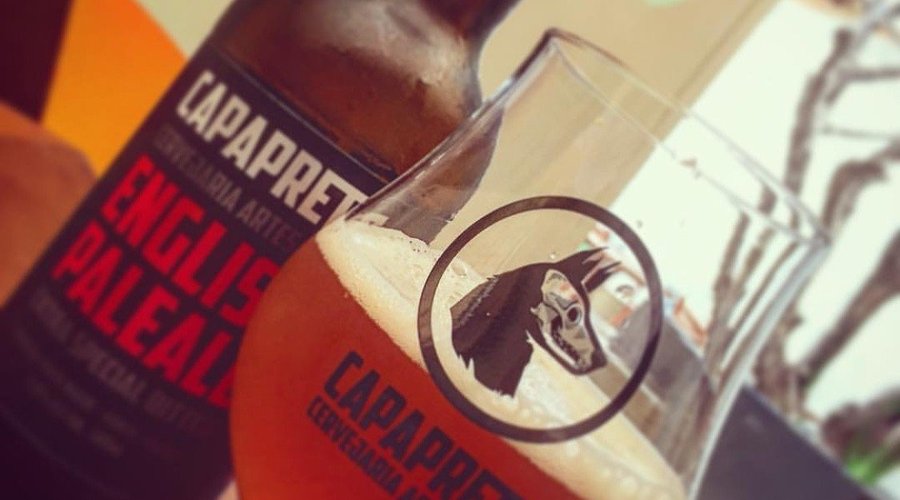Cerveja artesanal Capa Preta. 