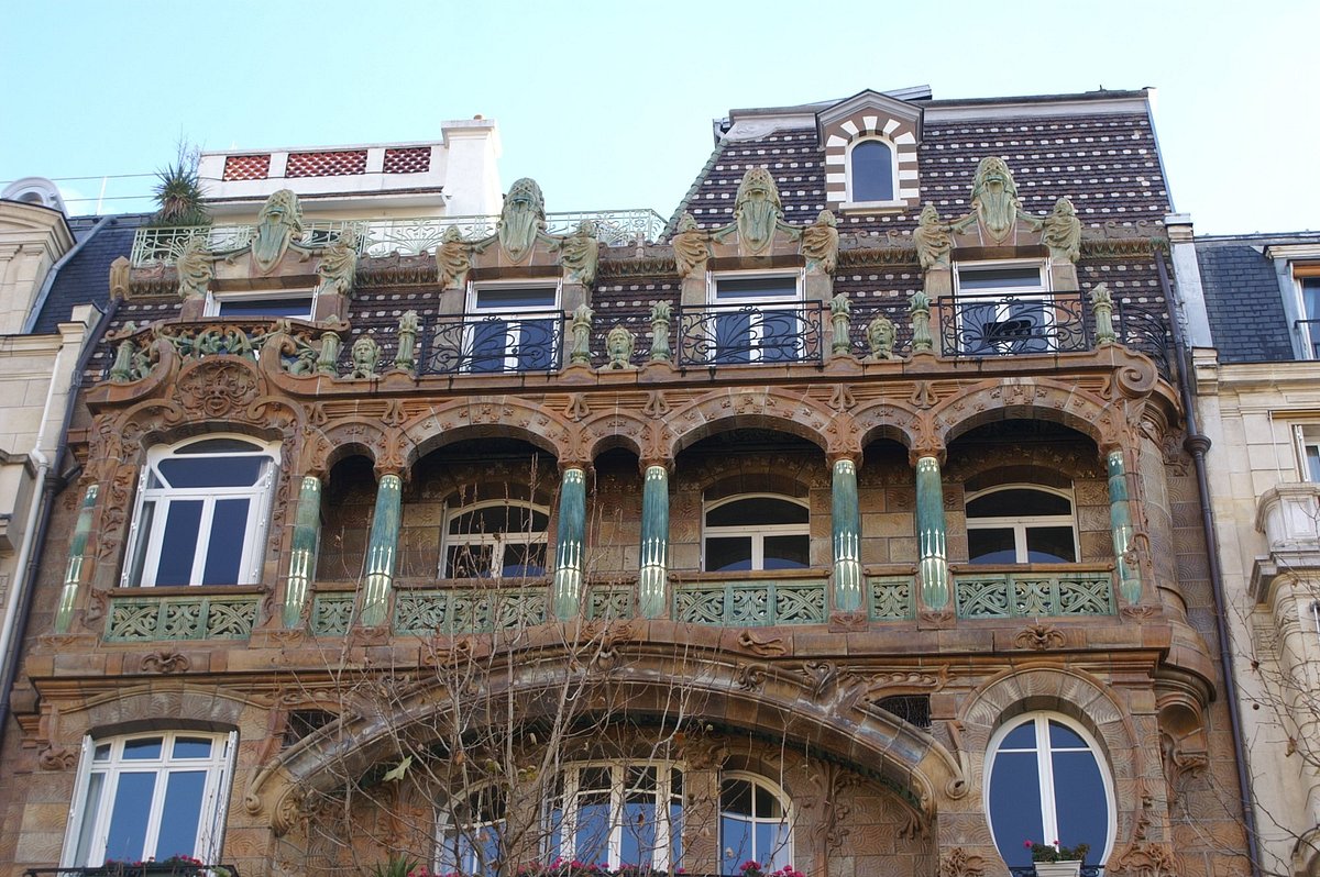 On the Trail of Art Nouveau in Paris (Architecture Guide)