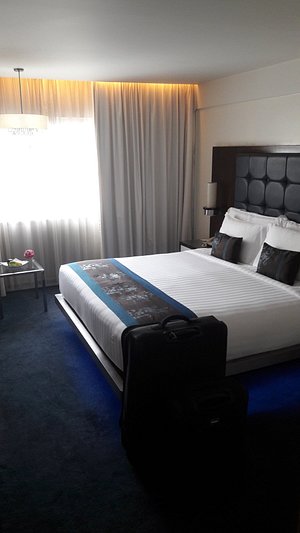 notre chambre avec la variation de lumière bleue - Picture of Night Hotel  Bangkok - Sukhumvit 15 - Tripadvisor