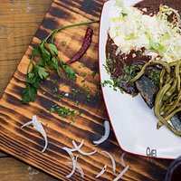 Nuestras enmoladas precidenciales, pueden ser de mole negro, rojo, coloradito y de la casa