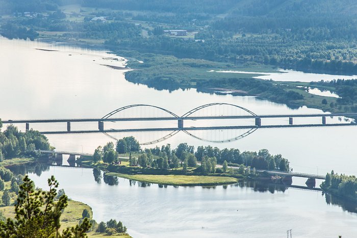 Övertorneå, Torne River and the bridge to Finland. Photo: Linnea Isaksson