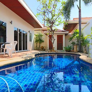 Deluxe 2-bedroom villa with private pool and jacuzzi (No.16)