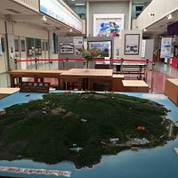 1階、入口からの様子です。島のジオラマ、伝統芸能のビデオ等が見られます。2階には縄文時代からの歴史展示があります。