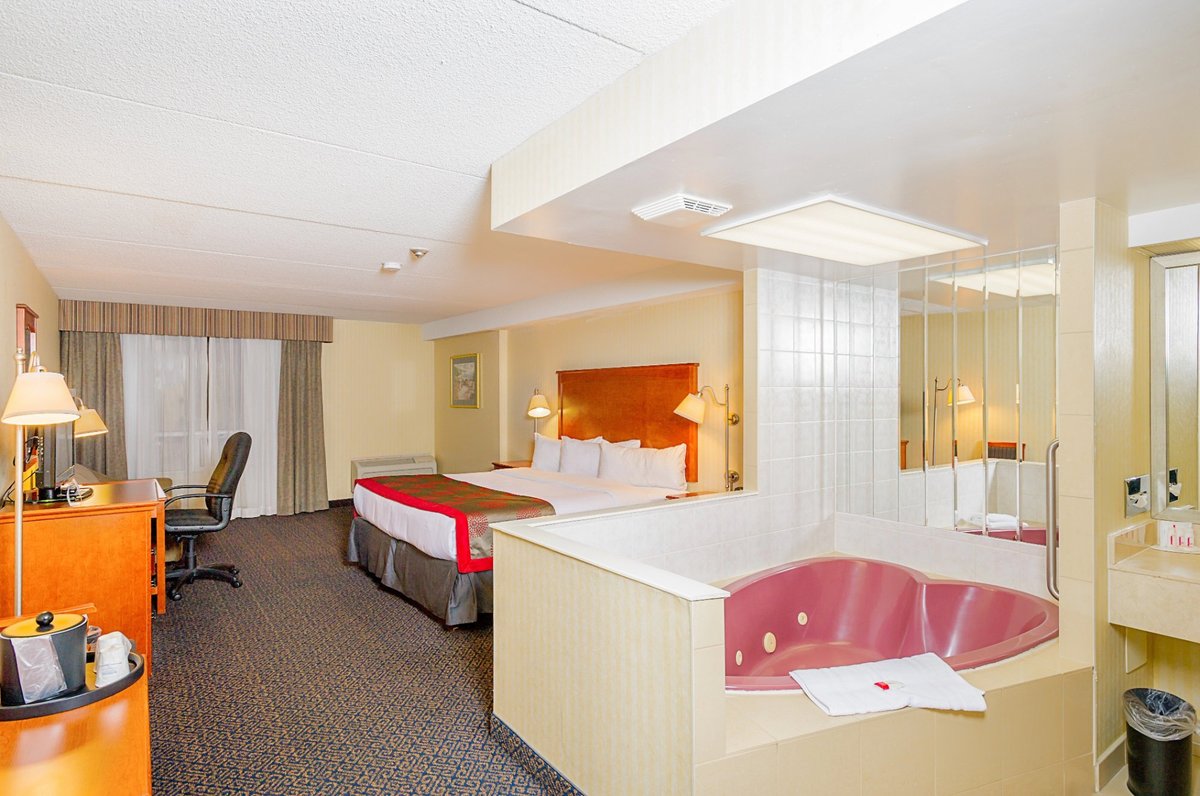 Ramada by Wyndham Niagara Falls by the River Restaurant: Pictures ...