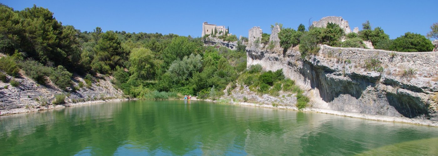 Le Plan d'eau du barrage à côté du Château