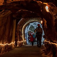 L'arrivo nella Grotta attraverso il cunicolo sotterraneo