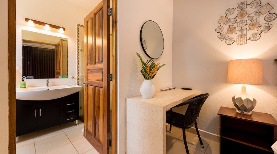 Deluxe Pool Room