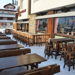 Terrasse direkt bei der Talstation der Gemsstockbahn