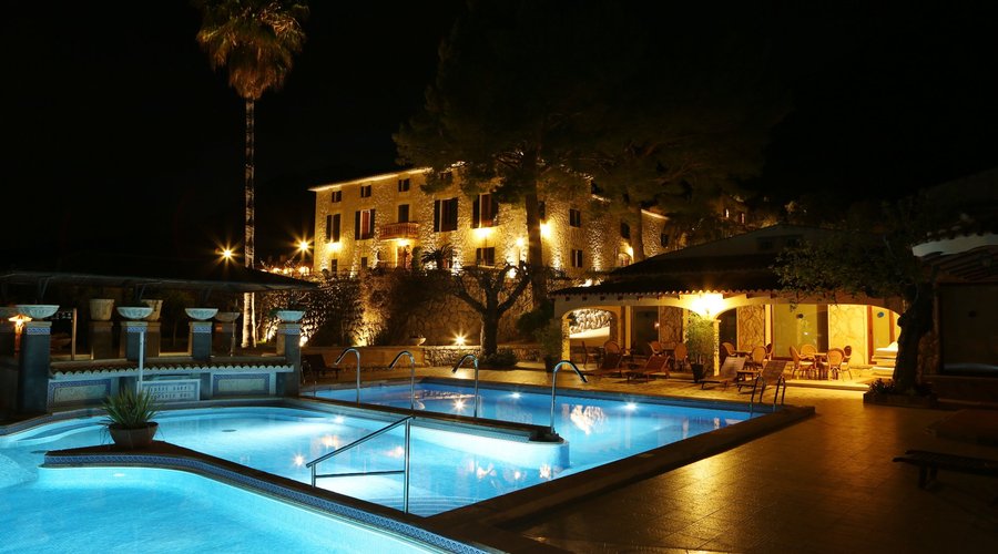Vista nocturna desde la zona de la piscina principal 