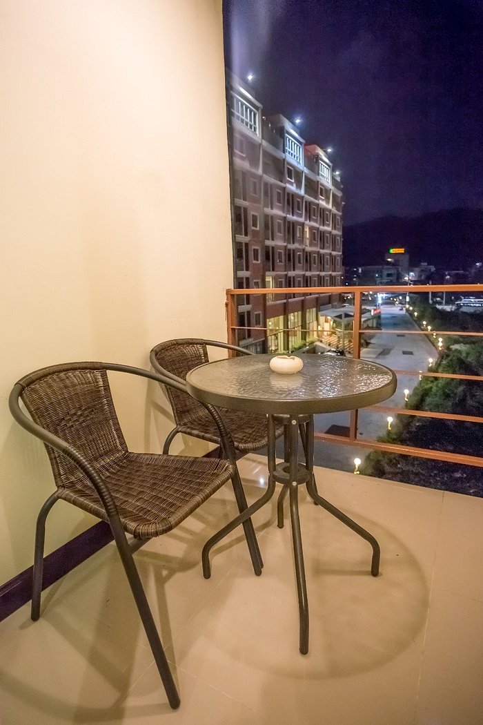 https://dynamic-media-cdn.tripadvisor.com/media/photo-o/11/96/79/ed/balcony-sitting-area.jpg?w=700&h=-1&s=1