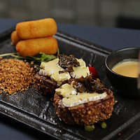 Premium biftek u lešniku sa bri sirom i svežim tartufima!Serviran na grilovanoj špargli sa kroke