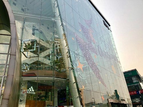 Mall in Chengdu LV, Louis Vuitton Chengdu Flagship. Right h…