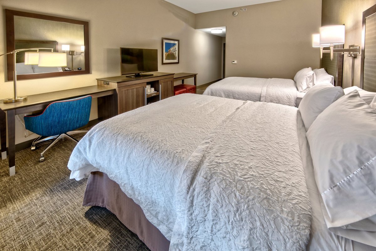 Hampton Inn & Suites Franklin Berry Farms Rooms: Pictures & Reviews ...