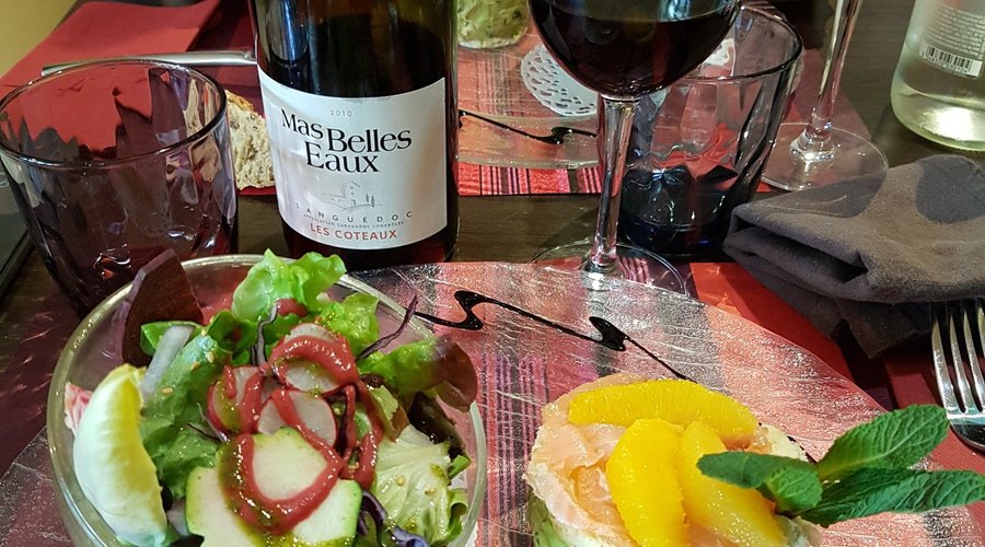 entrée: tartare d'avocats surmonté d'agrumes frais 
