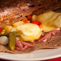 le mariage de la galette et de la raclette (jambon cru, fromage, pommes de terre, etc...)
