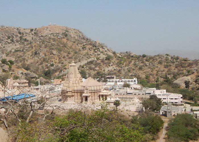 In this village of Gujarat there is a soldier at home! Before going to the border, Suraj bows his head at the sight of Goddess Mata