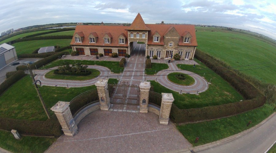 foto genomen langs een rustige landweg