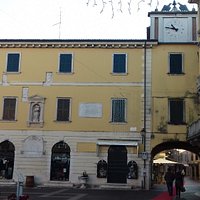 Facciata con l'orologio