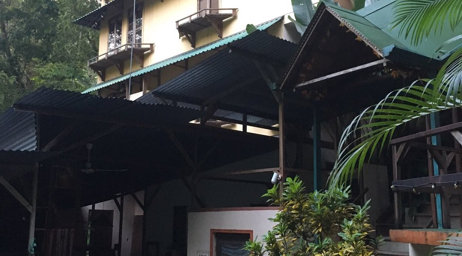 Great location and comfortable accommodations!  Love the room, easy to get to Quepos and Manuel 