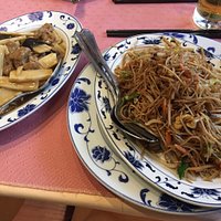 Pâtes aux légumes et viande et champignons et bambous