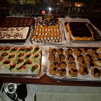 Desert Büffet, Tiramisu und Obstsalat fehlen auf dem Foto