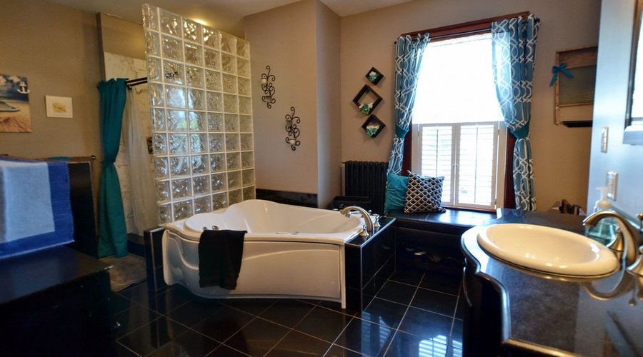 Bishop's suite ensuite bathroom