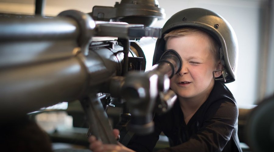 På Brigadmuseum finns få montrar. Kläm, känn, lek och lär!